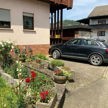 Freistehendes Mit Suedbalkon Daire *